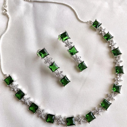 Graceful Green Stone Neckpiece for Timeless Elegance